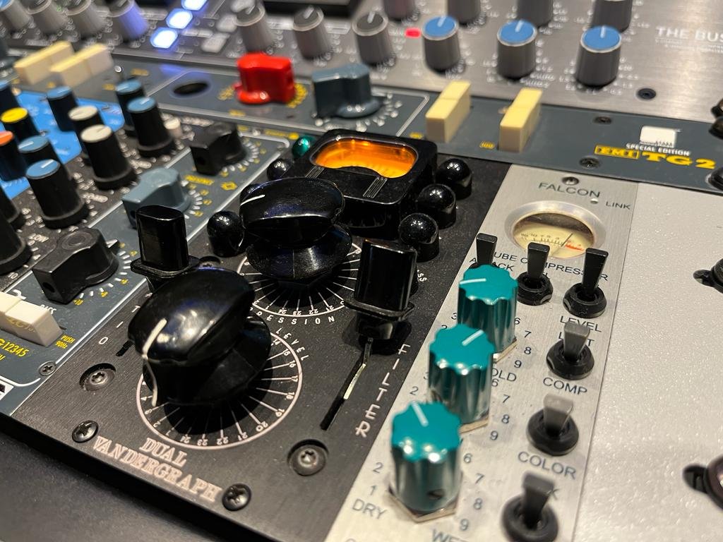 Mastering-Studio-3-Faders-05