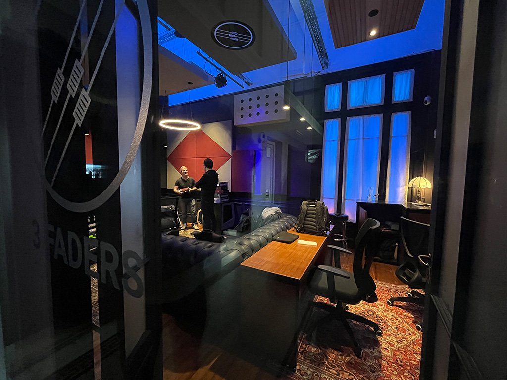 Mastering-Studio-3-Faders-carrousel-04