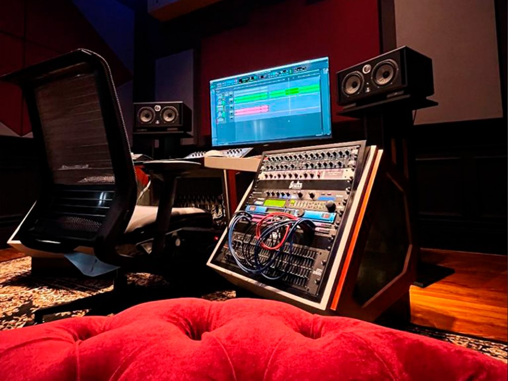 Mastering-Studio-3-Faders-carrousel-05