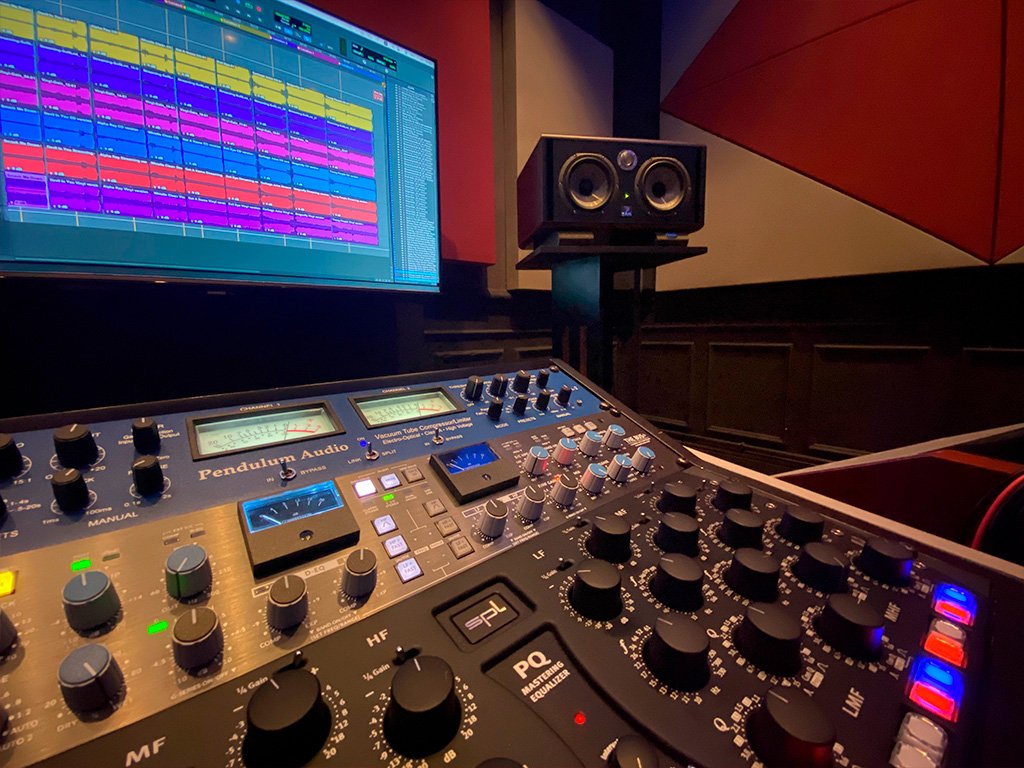 Mastering-Studio-3-Faders-carrousel-06